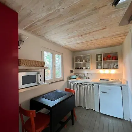 Eco-chic Retreat: Countryside Oasis Near Florence בקתה