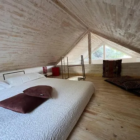 Chalet Eco-chic Retreat: Countryside Oasis Near Florence